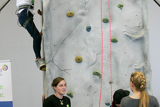 Klettermöglichkeiten beim Boulderjam an der ÖAV Weltcupboulderwand und beim Kletterturm